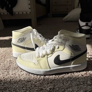 Nike Mid-Top Sneakers in Light Yellow and Black